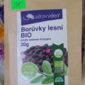 30% SLEVA ! Borůvky lesní BIO sušené mrazem 20g  BIO borůvky Zdravý den® jsou sušené celé plody brusnice borůvky, které se sbírají ručně ve volné přírodě v čistém prostředí odlehlých estonských lesů. Suší se lyofilizací - sušením mrazem při nízkém tlaku. Lyofilizace je šetrný způsob sušení, který v plodech zachovává všechny obsažené živiny. Na přípravu 20g sušených borůvek je potřeba přibližně 200g čerstvě nasbíraných borůvek.  Použití: vhodné k přímé konzumaci, do jogurtů, koktejlů, smoothie, müsli, kaší, zmrzliny nebo dezertů. Lze použít i na přípravu čaje.